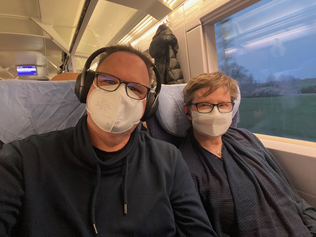 Zwei Personen sitzen in einem Zug der Deutschen Bahn