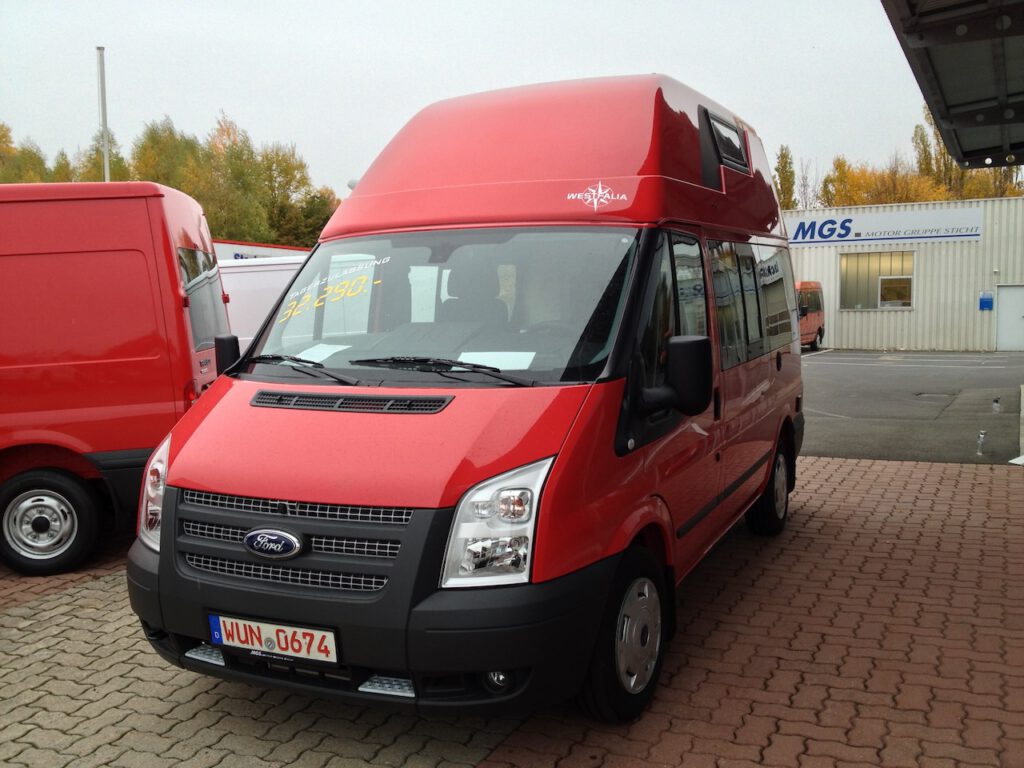 Ein roter Ford Transit Nugget Campervan